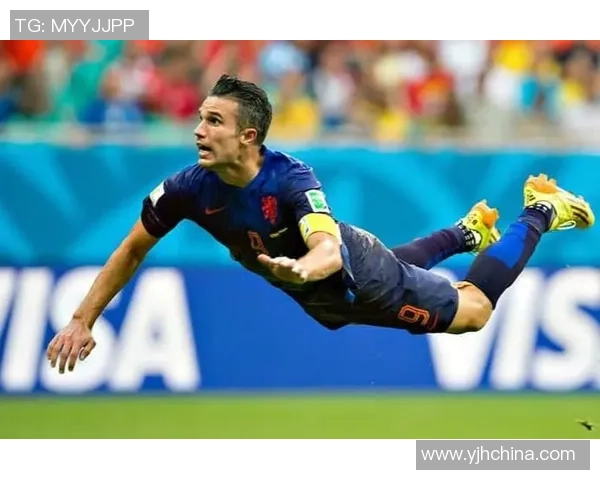 荷兰传奇前锋范佩西：从小将崭露头角到国际赛场辉煌的足球之路