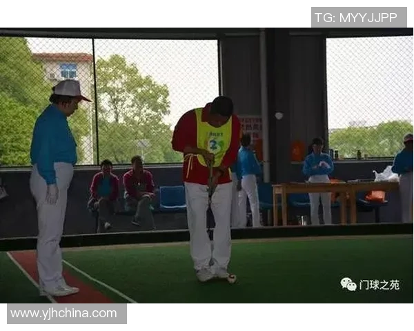 足球比赛中球出界后如何判定哪方得球的规则解析